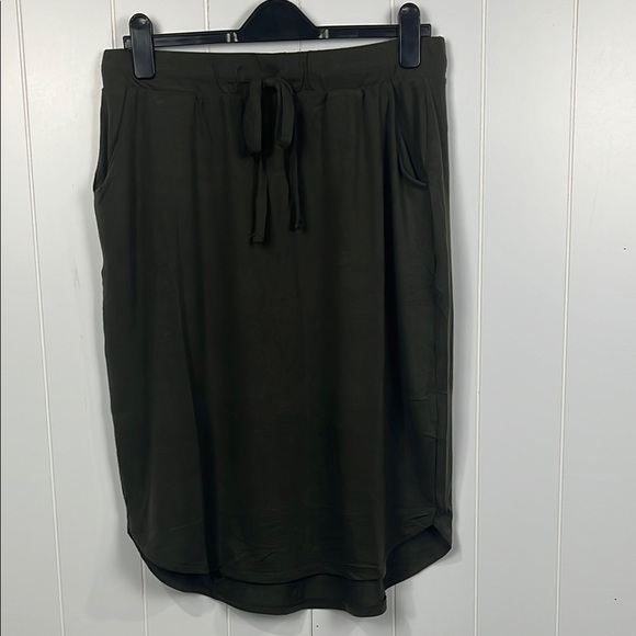 Zenana Womens Jersey Skirt 1X Army Green Drawstring Waist Stretch Pockets NWOT - Picture 1 of 11